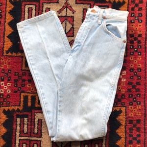 Super rare vintage Wrangler mom jeans.